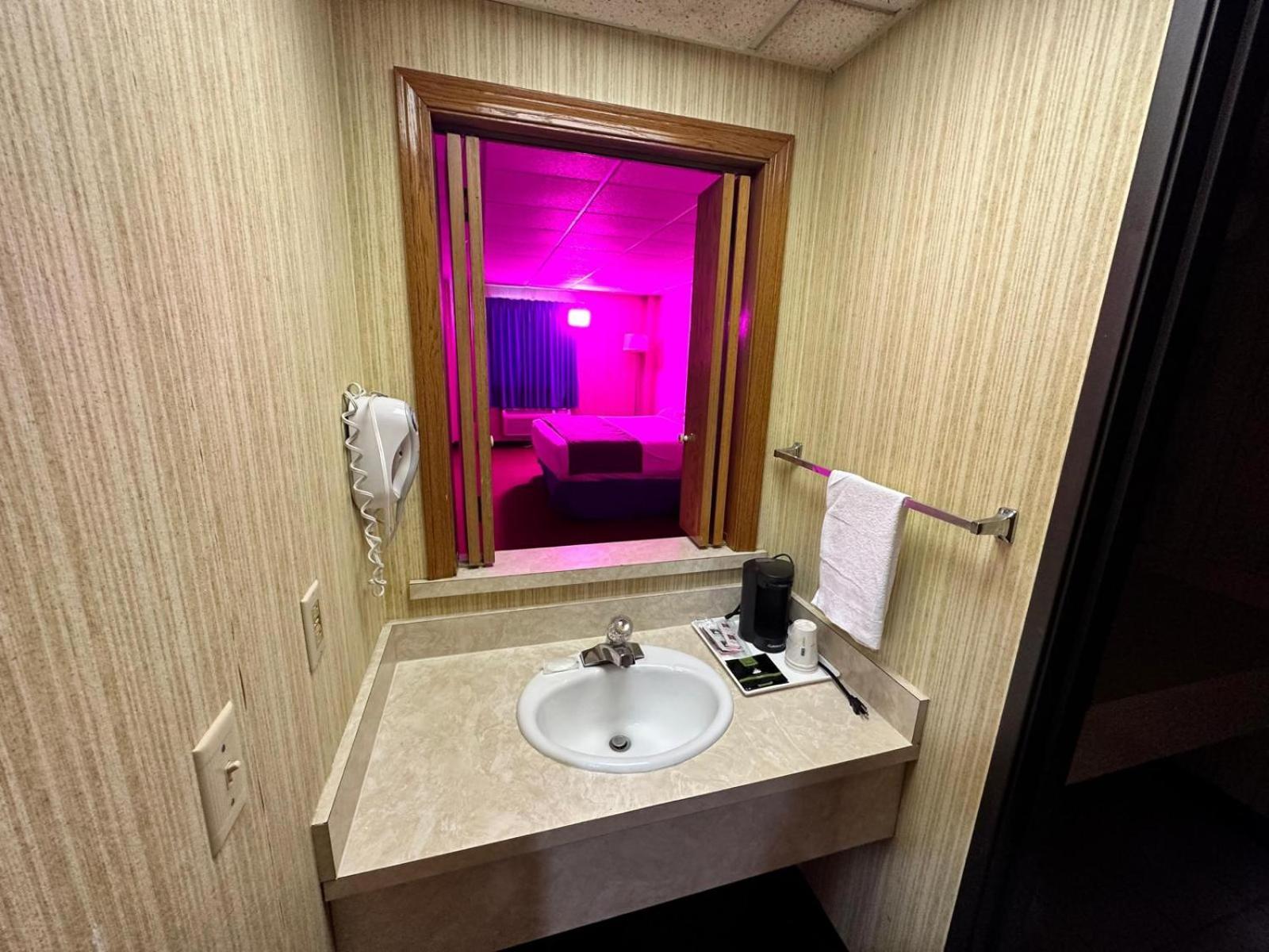 Travel Inn & Suites Emporia Exterior photo