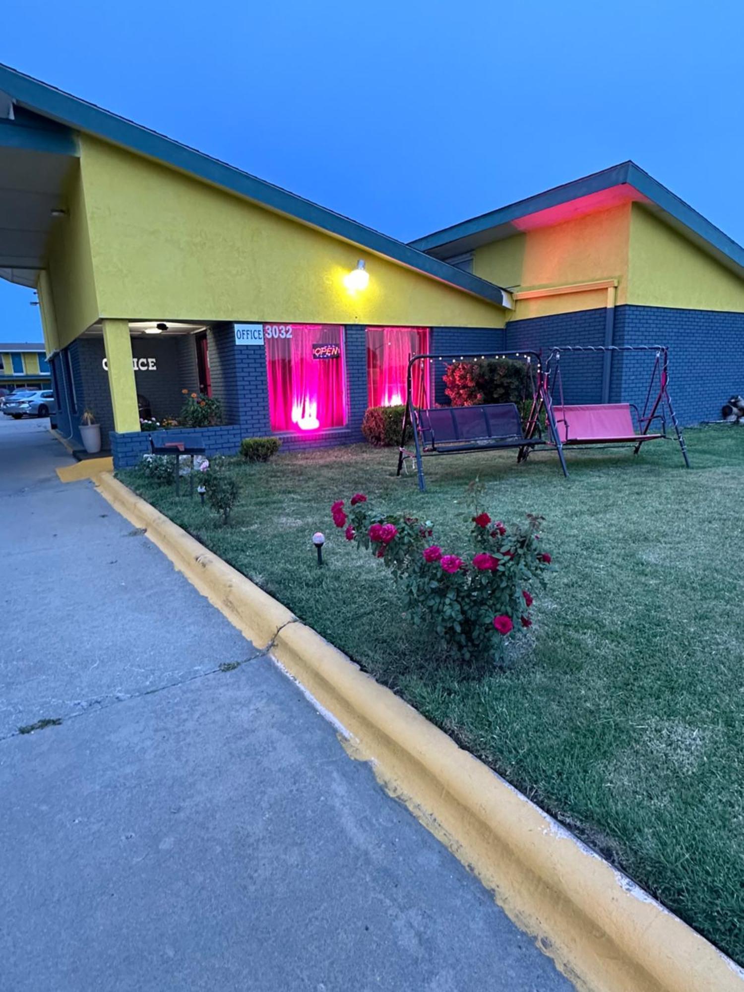 Travel Inn & Suites Emporia Exterior photo